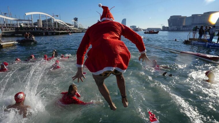 Participantes de la Copa Nadal saltando al agua en Barcelona