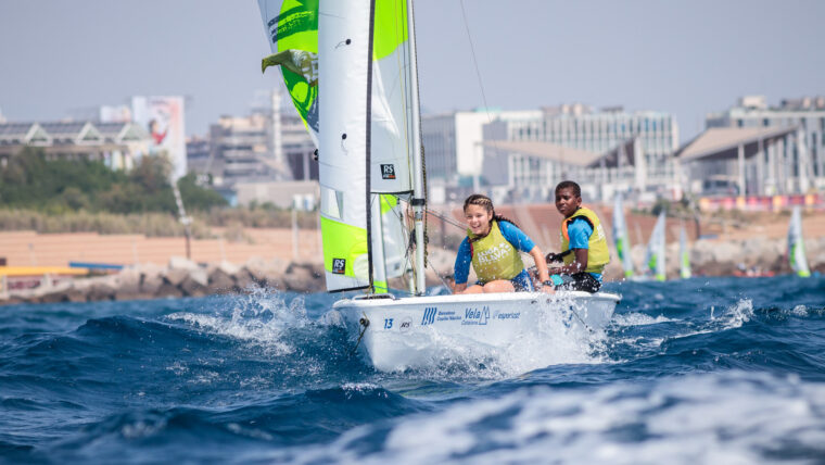 Niños practicando vela dentro de un programa deportivo de Barcelona